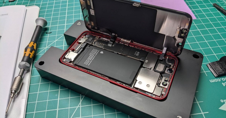 Apple shipped me a Seventy nine-pound iPhone repair kit to fix a 1.1-ounce battery